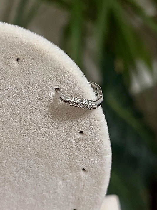 Taş Detaylı Köşeli Pearcing