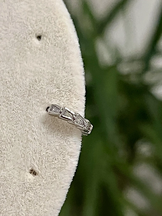 Taş Detaylı Halka Pearcing